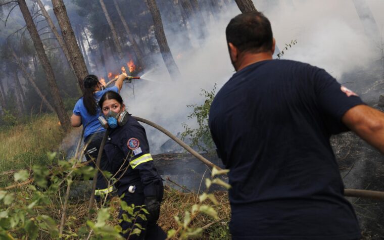Dos muertos en incendio forestal en Grecia