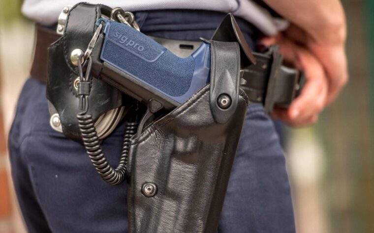 Francia: Ley declara disparos policiales como defensa propia