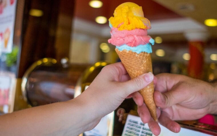 Ola de calor incrementa la venta de agua y helados