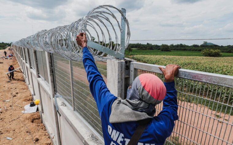 Tailandia erige una valla fronteriza con Camboya tras enfrentamientos