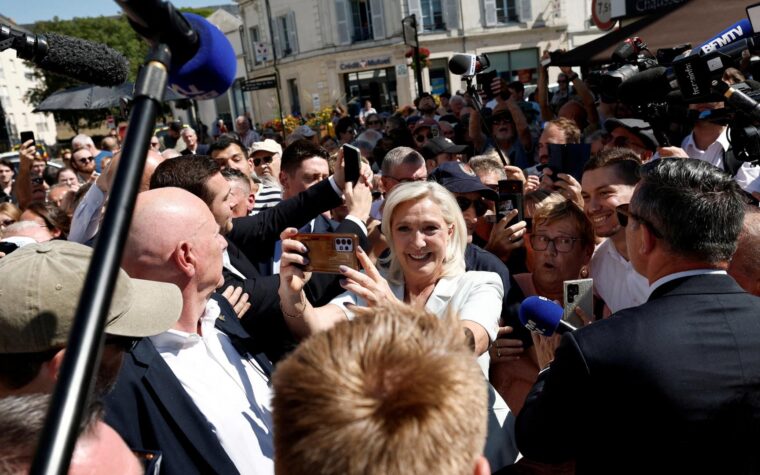 Le Pen continúa su campaña electoral como si hubiera sido absuelta