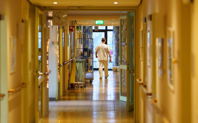 AOK critica incentivos erróneos en el sector del cuidado