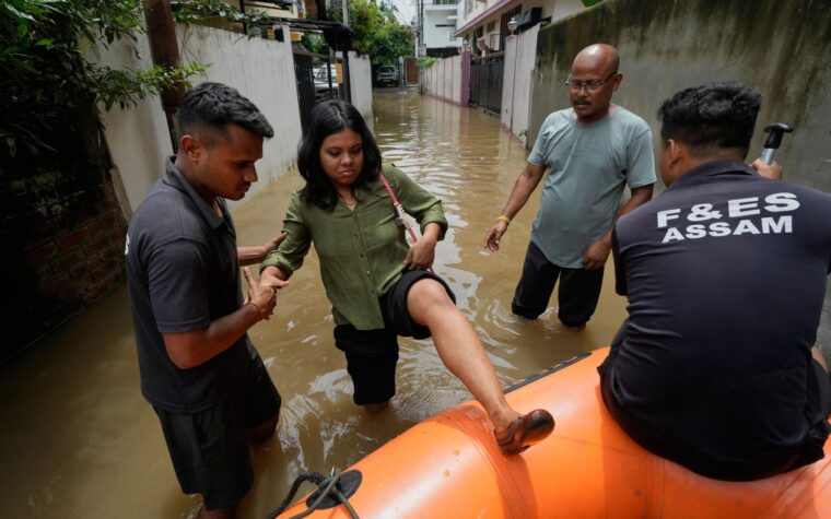 Inundaciones en India dejan al menos 50 muertos